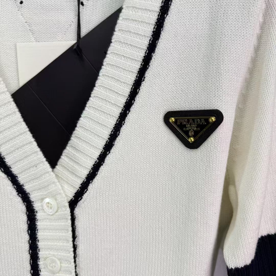 Contrast color knitted cardigan