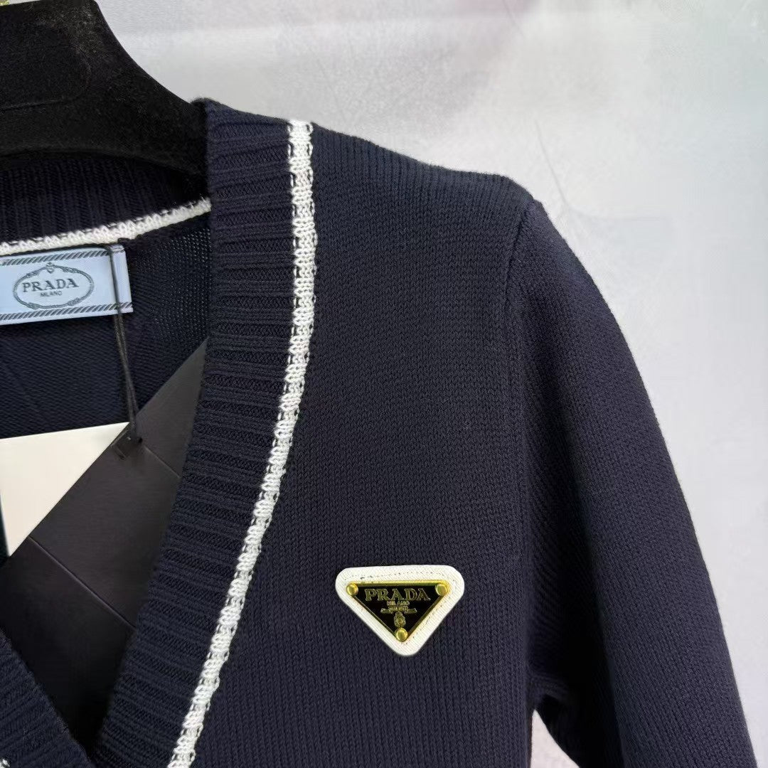 Contrast color knitted cardigan