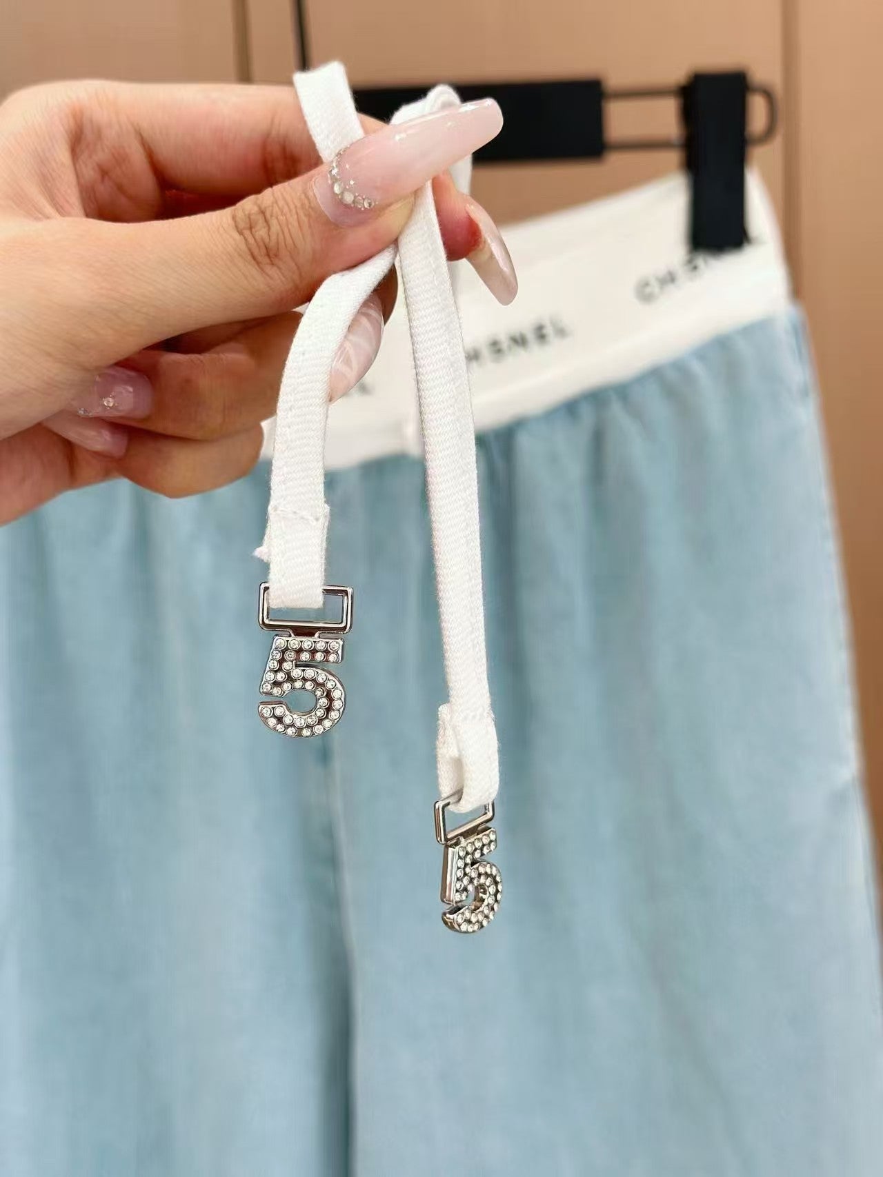 Contrast color drawstring panel Tencel jeans