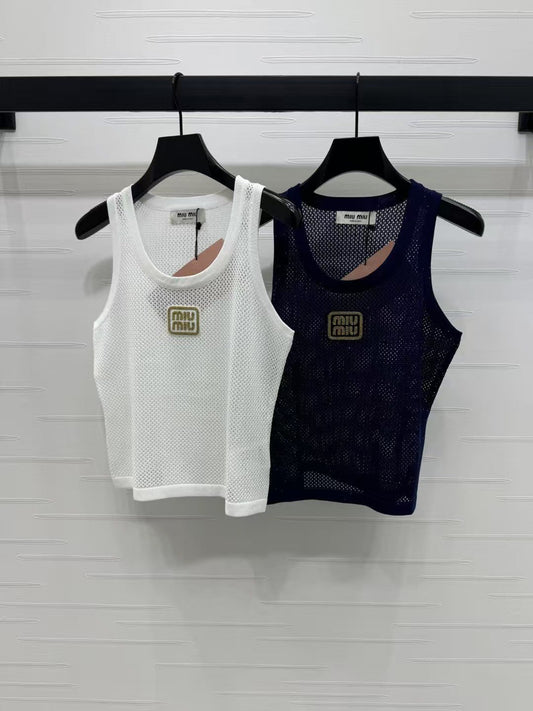 Hollow crew neck knitted vest
