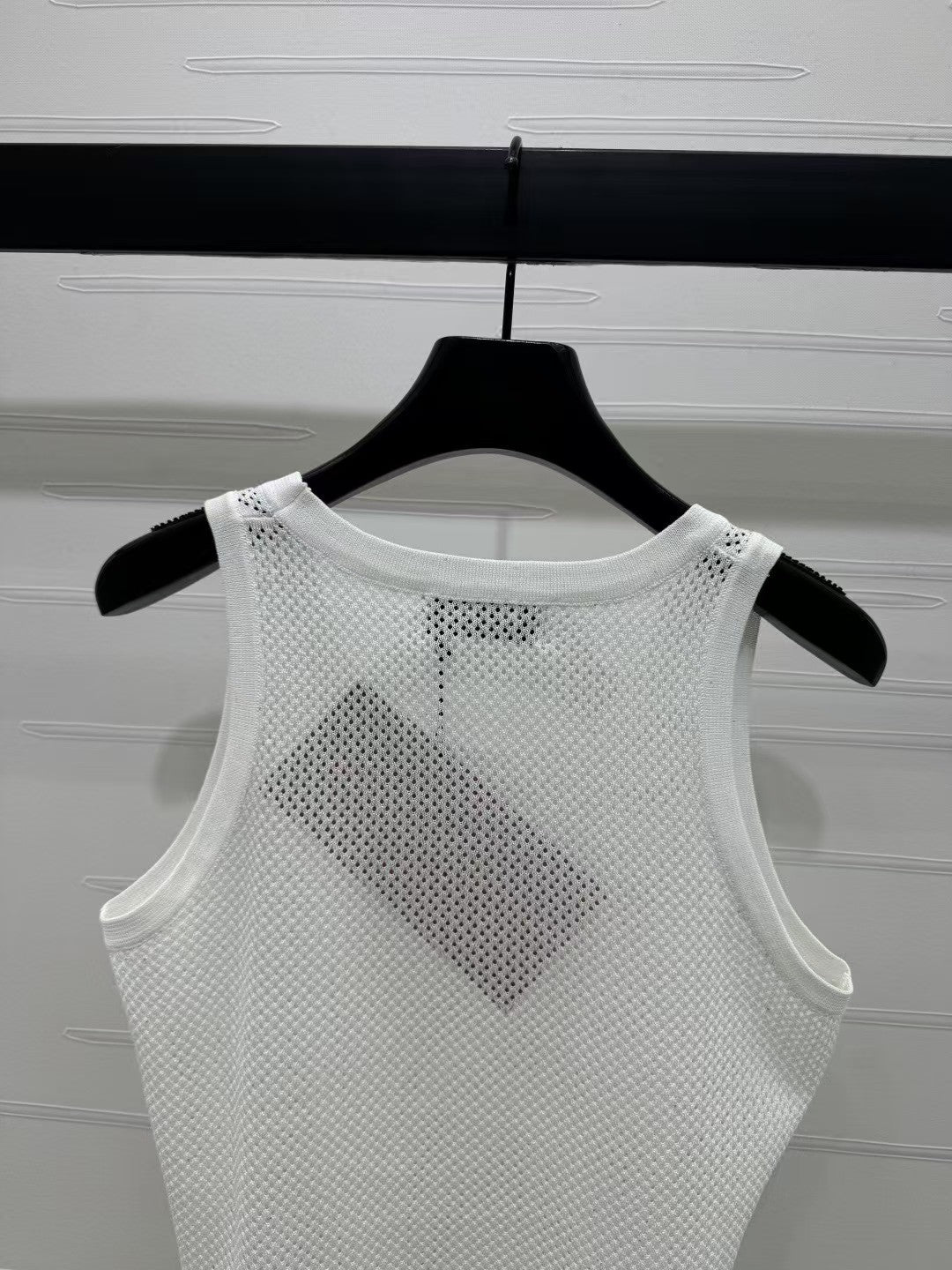 Hollow crew neck knitted vest