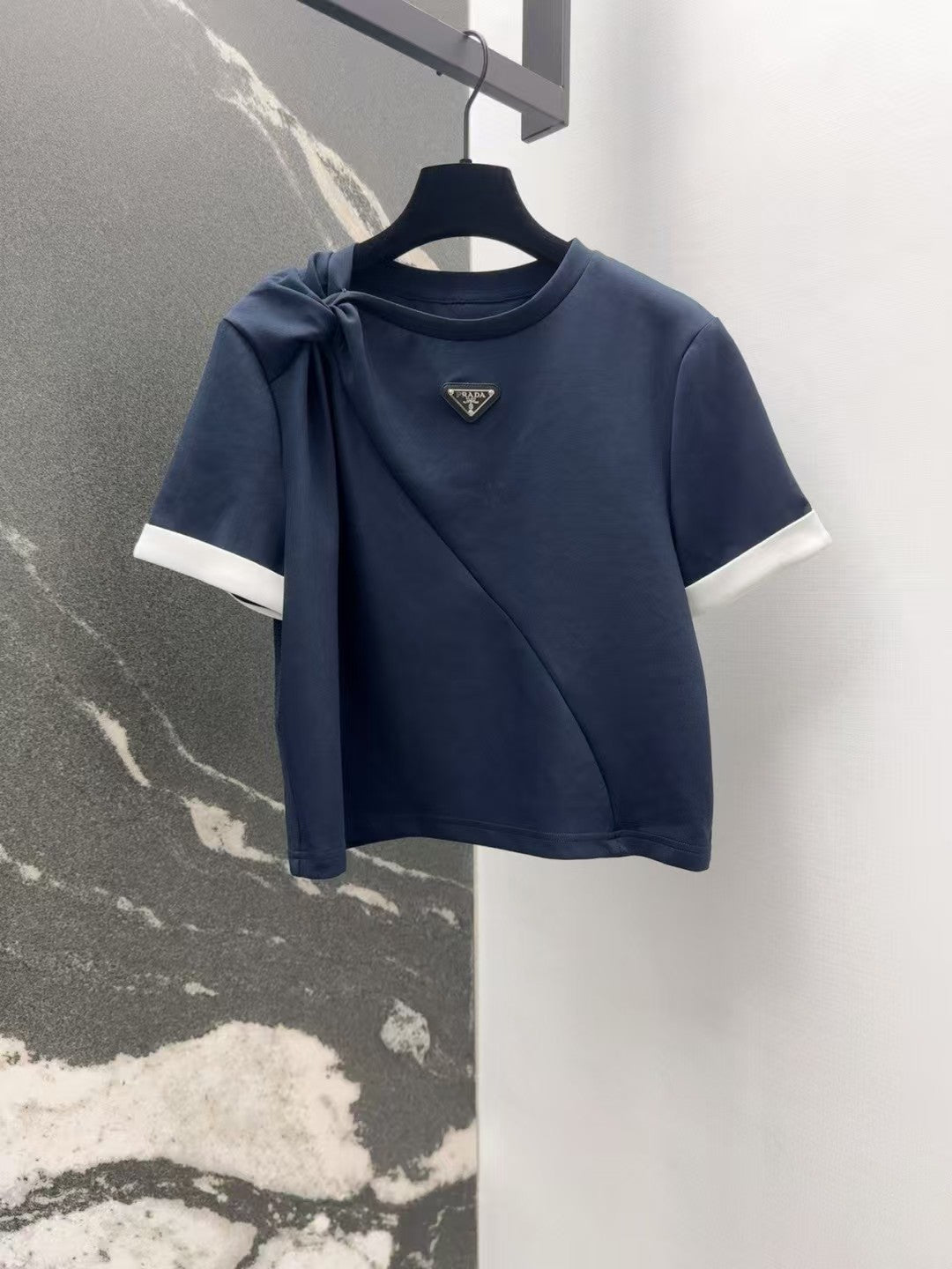 Triangle logo twist short sleeves with slit skirt