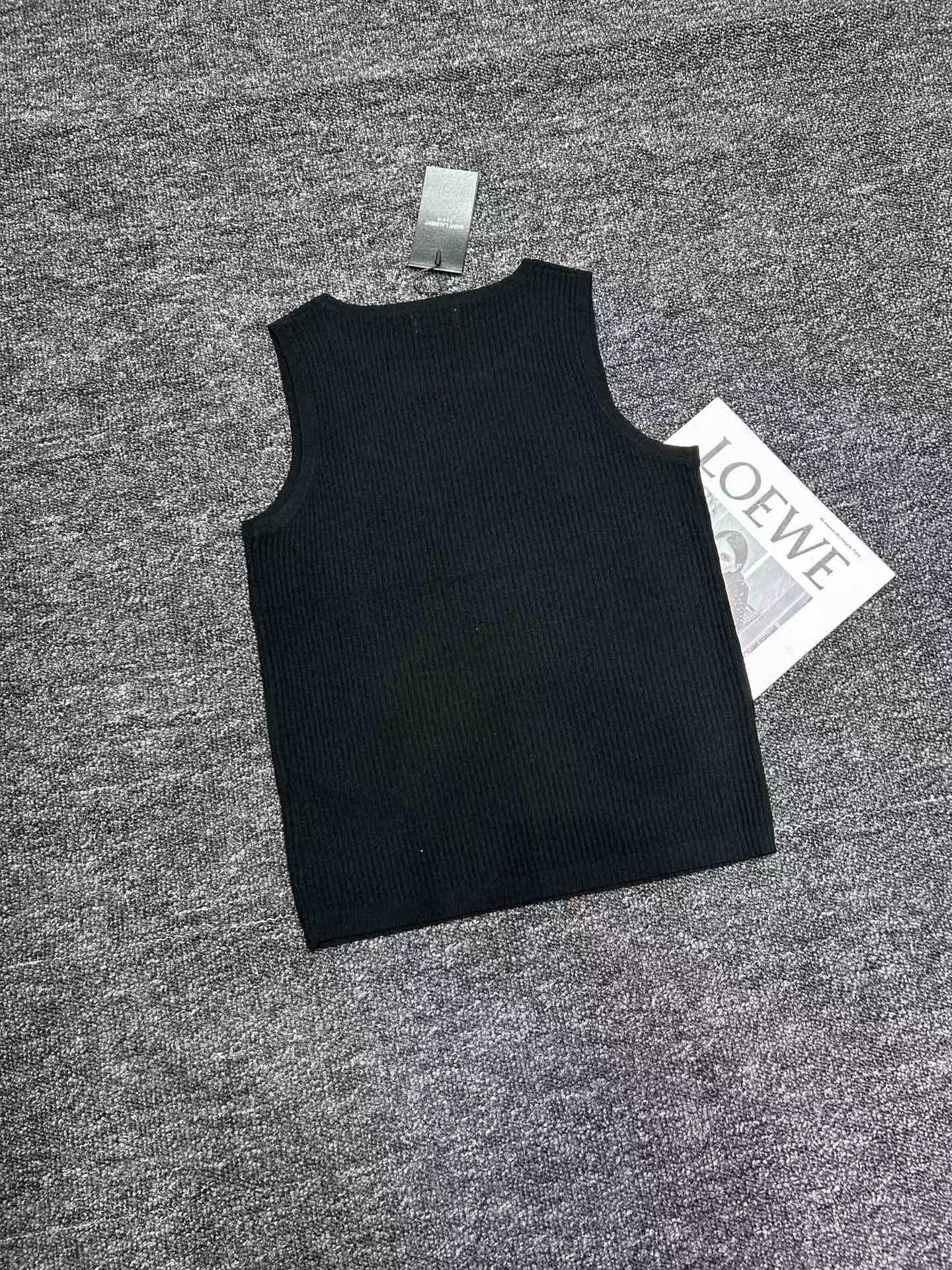 Lettering embroidered knitted vest