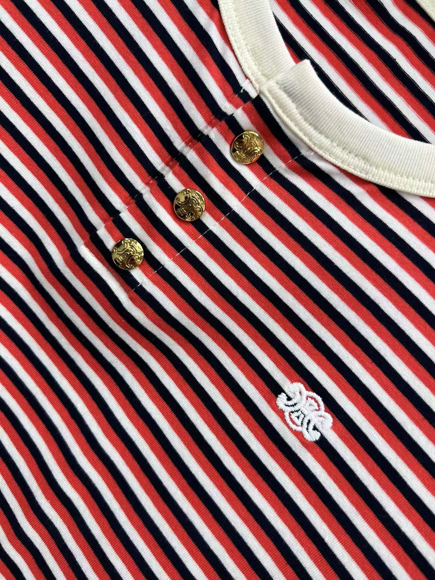 Red and white striped short sleeves