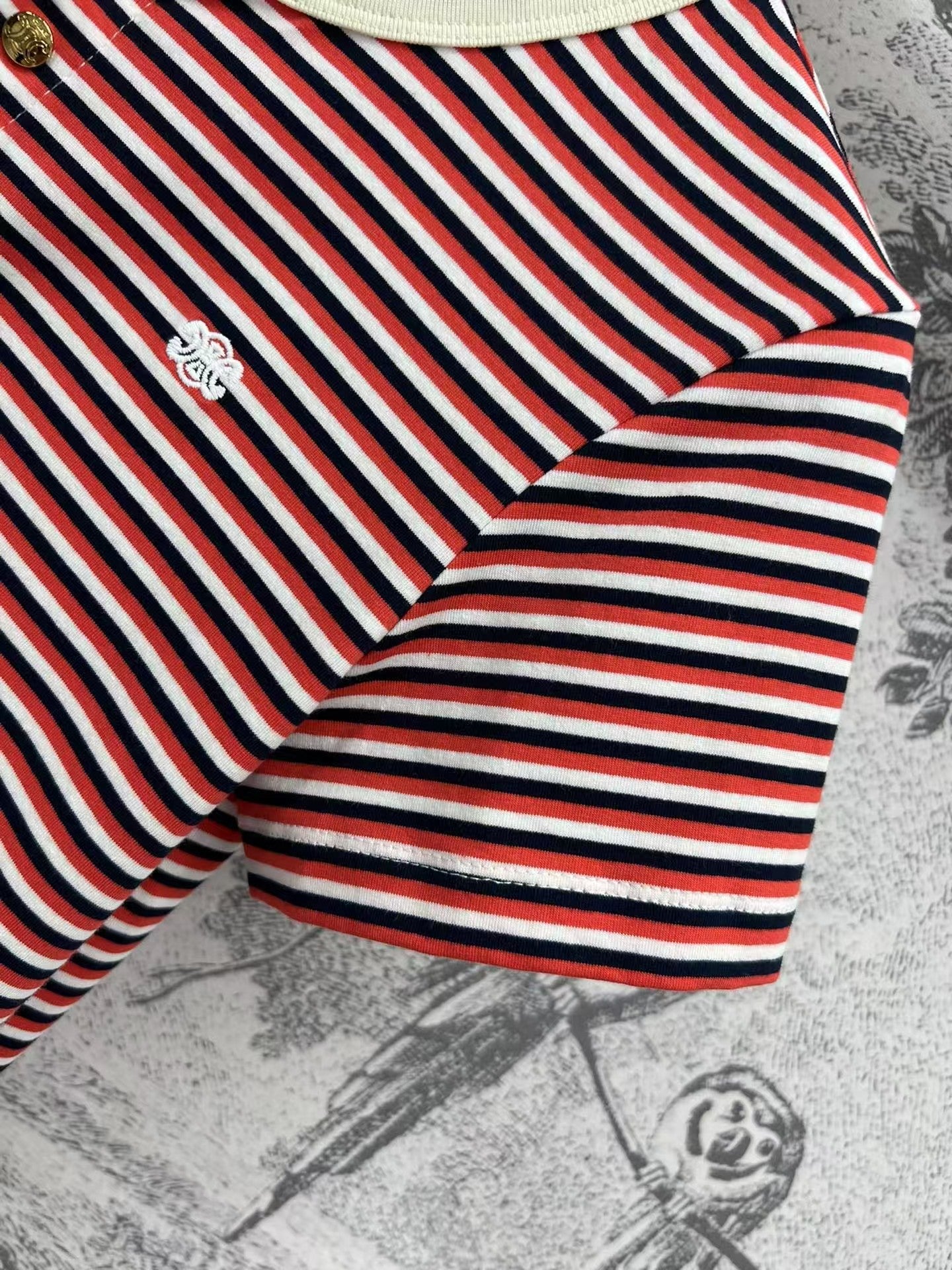 Red and white striped short sleeves