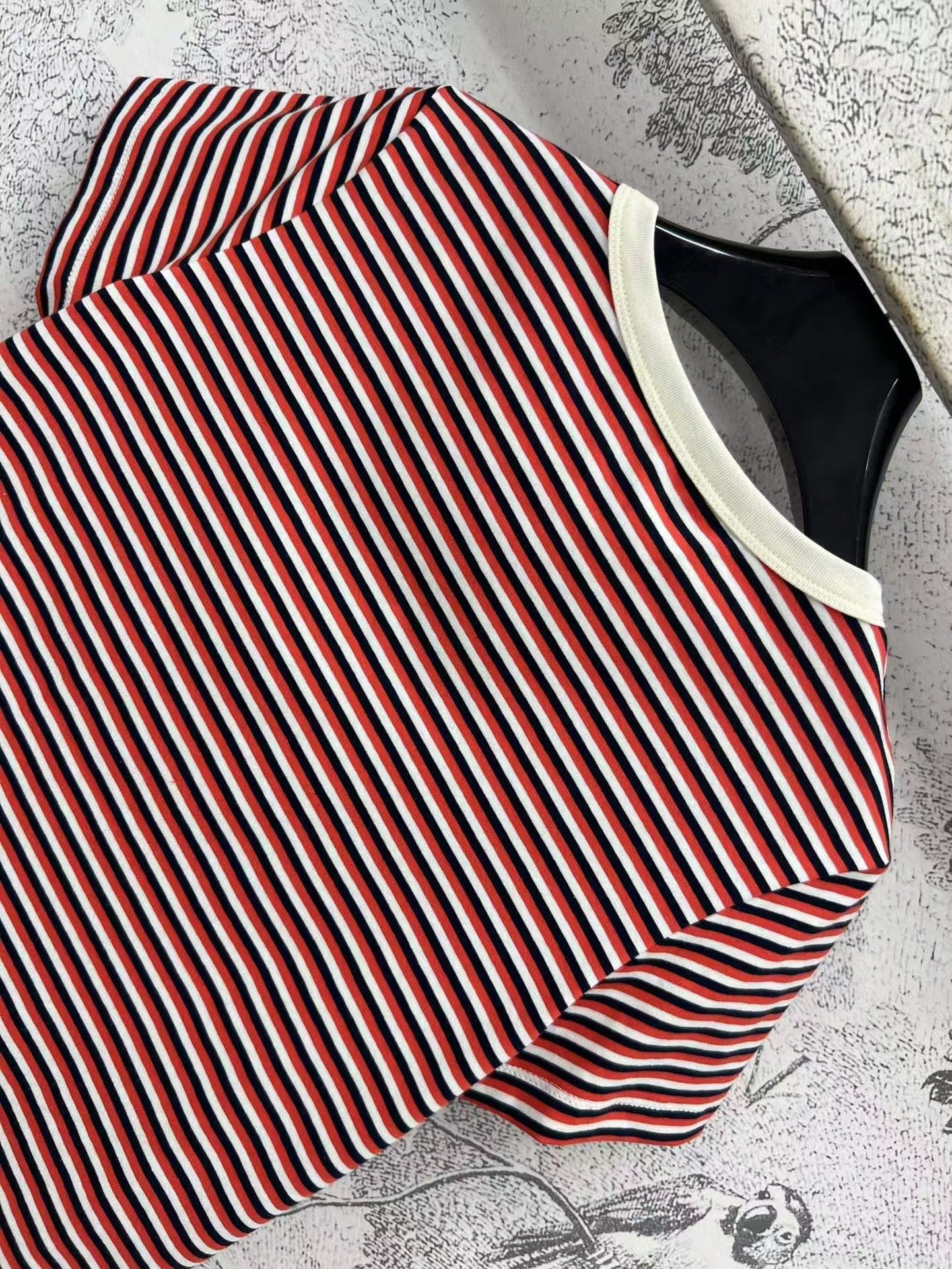 Red and white striped short sleeves