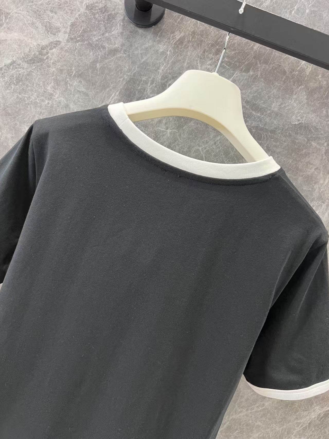 Embroidered crew neck short sleeve T-shirt