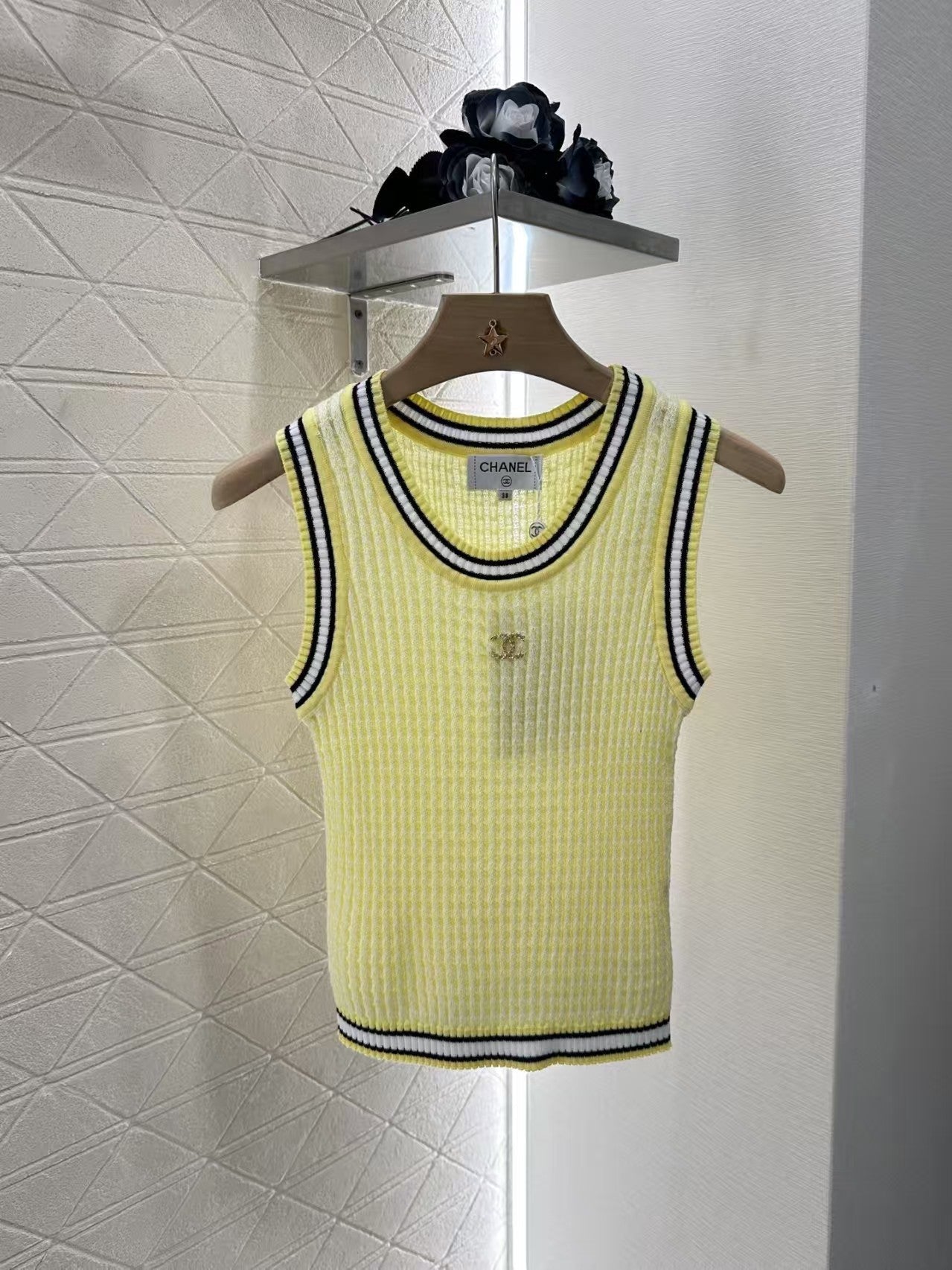 Crew neck knitted vest