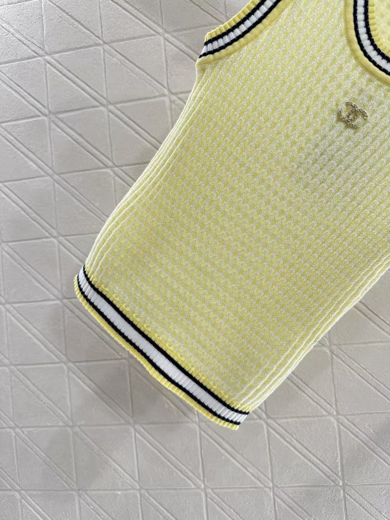 Crew neck knitted vest