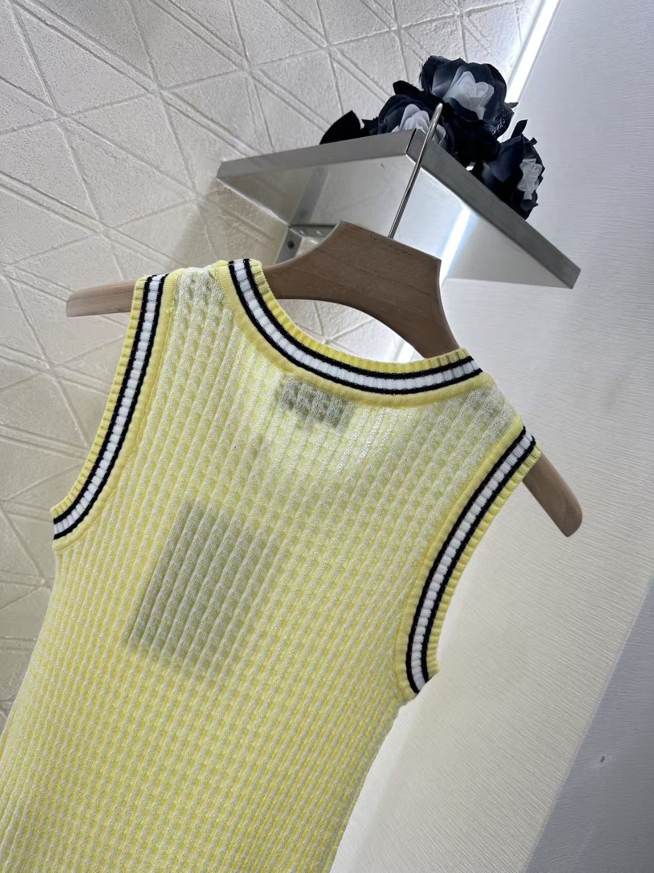 Crew neck knitted vest