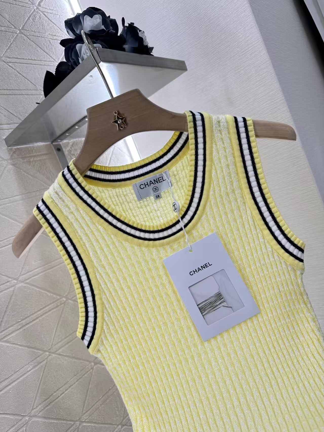 Crew neck knitted vest