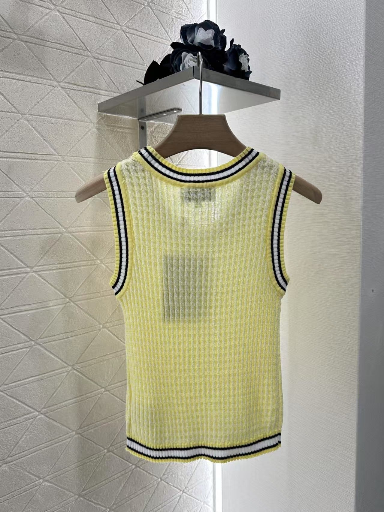 Crew neck knitted vest