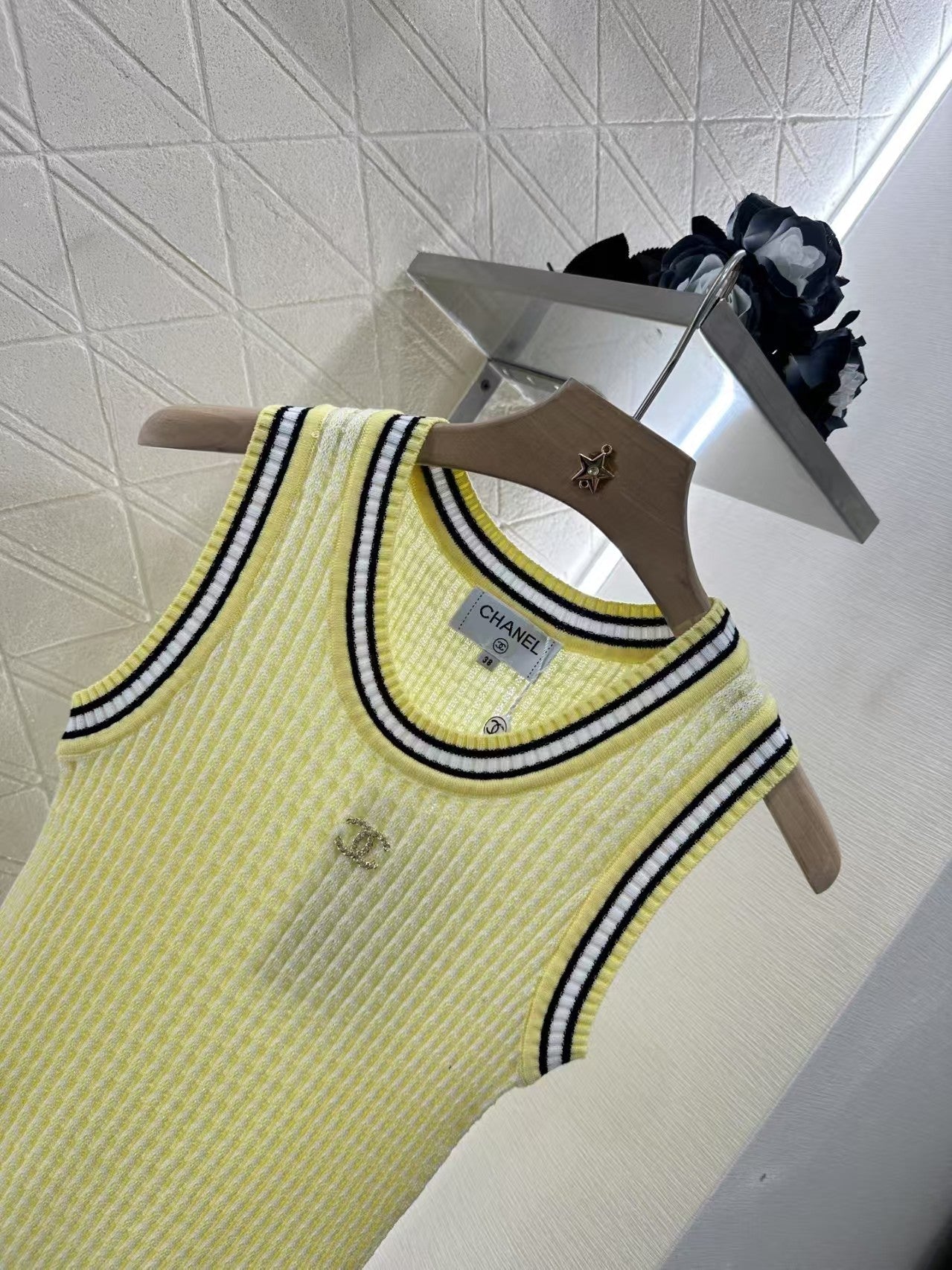 Crew neck knitted vest