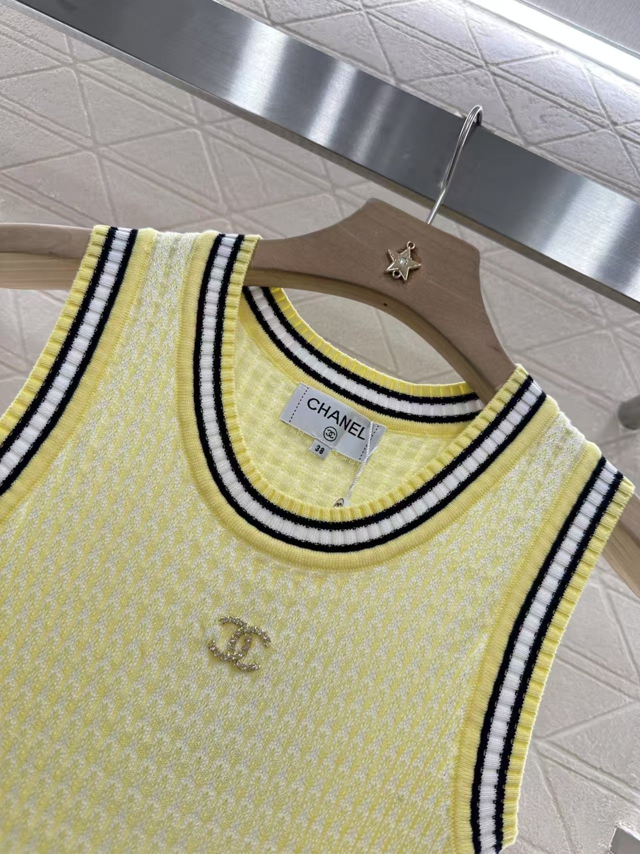 Crew neck knitted vest