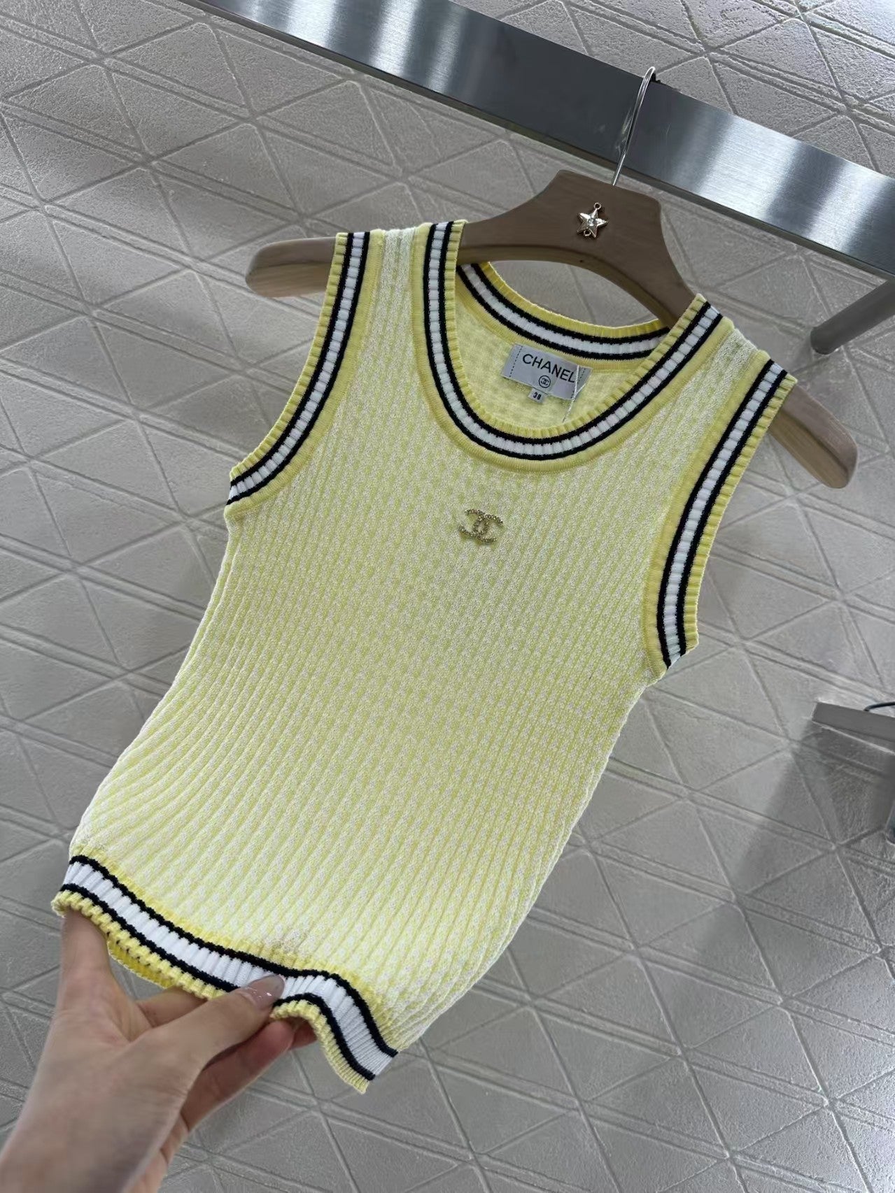 Crew neck knitted vest