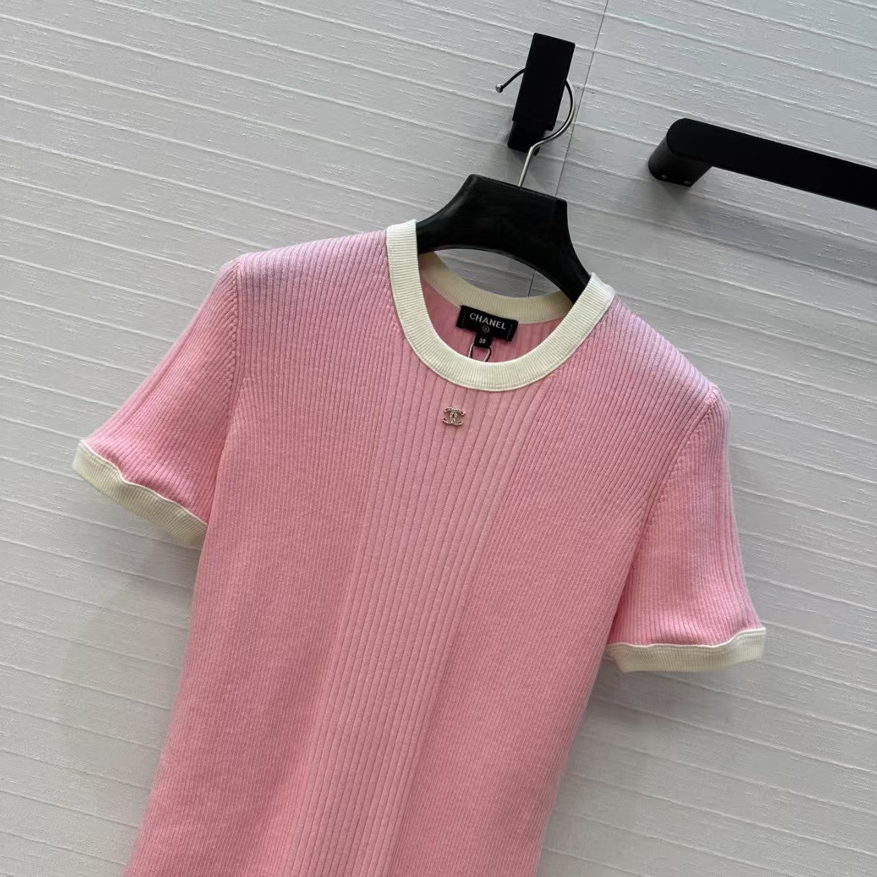 Contrast color slim fit knit top