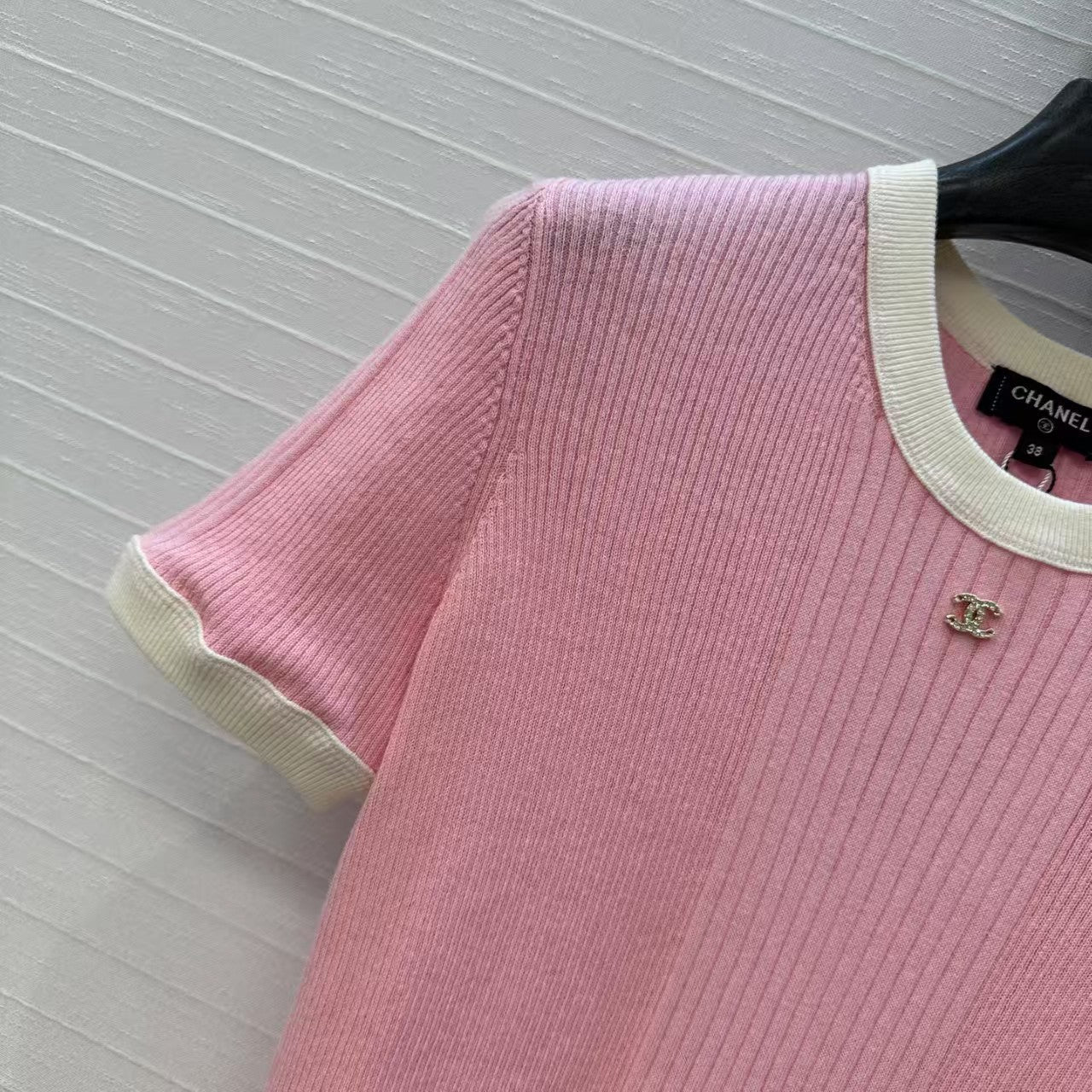 Contrast color slim fit knit top