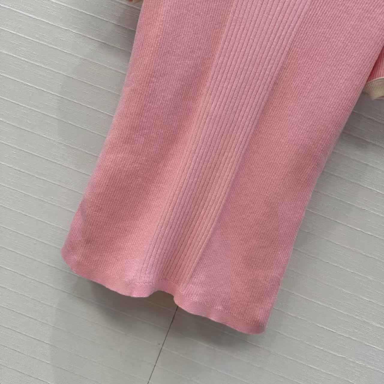 Contrast color slim fit knit top