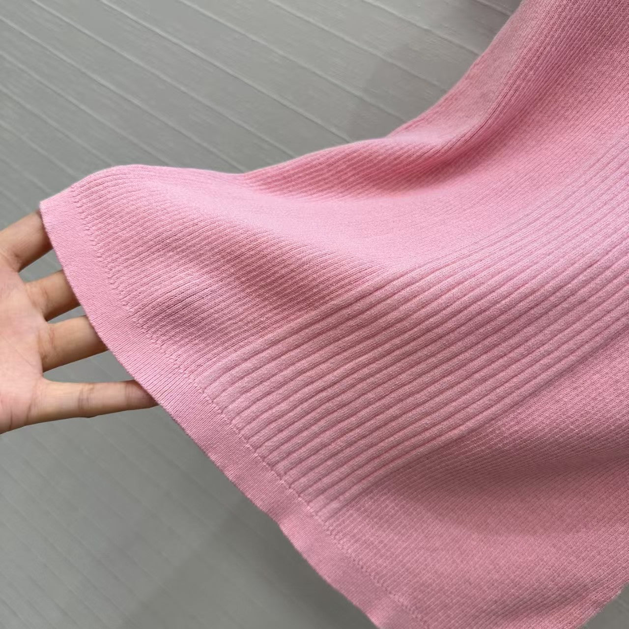 Contrast color slim fit knit top