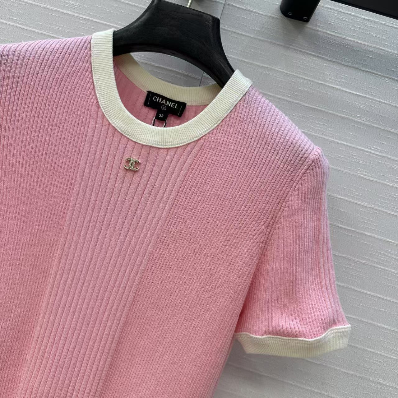 Contrast color slim fit knit top