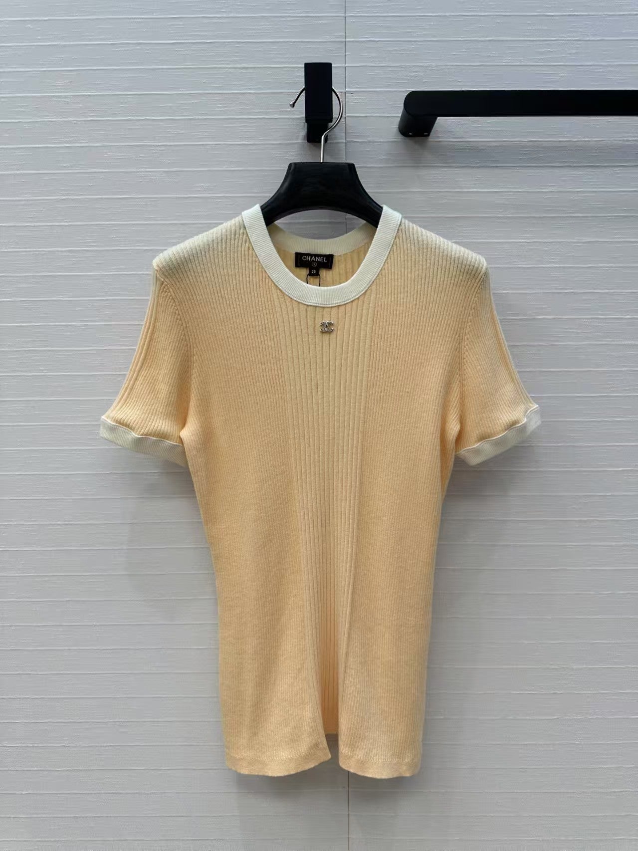 Contrast color slim fit knit top
