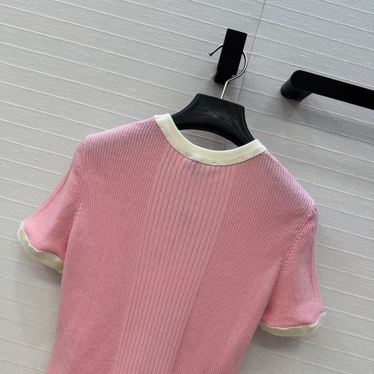 Contrast color slim fit knit top