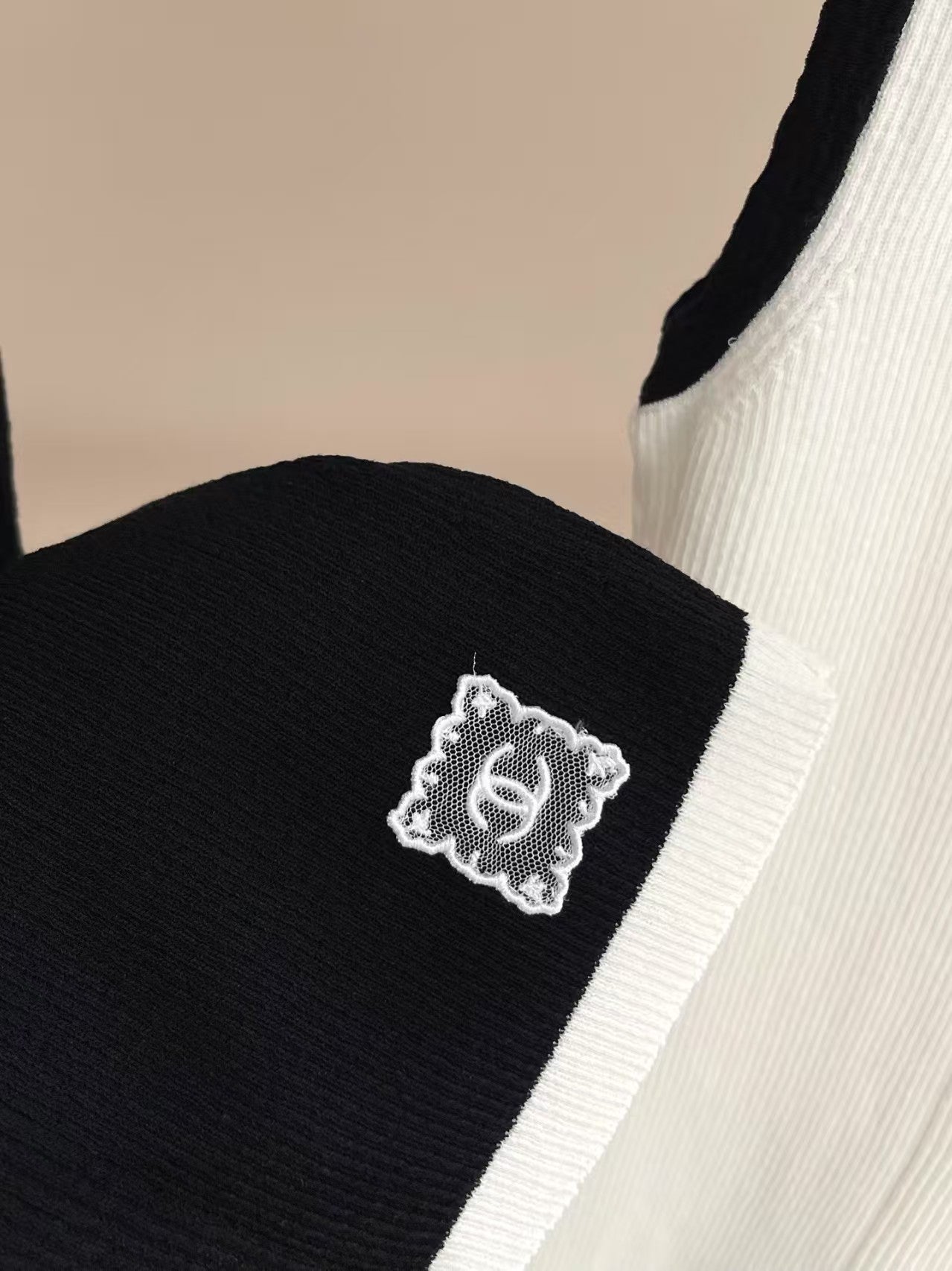 Colorblock trim slim fit vest