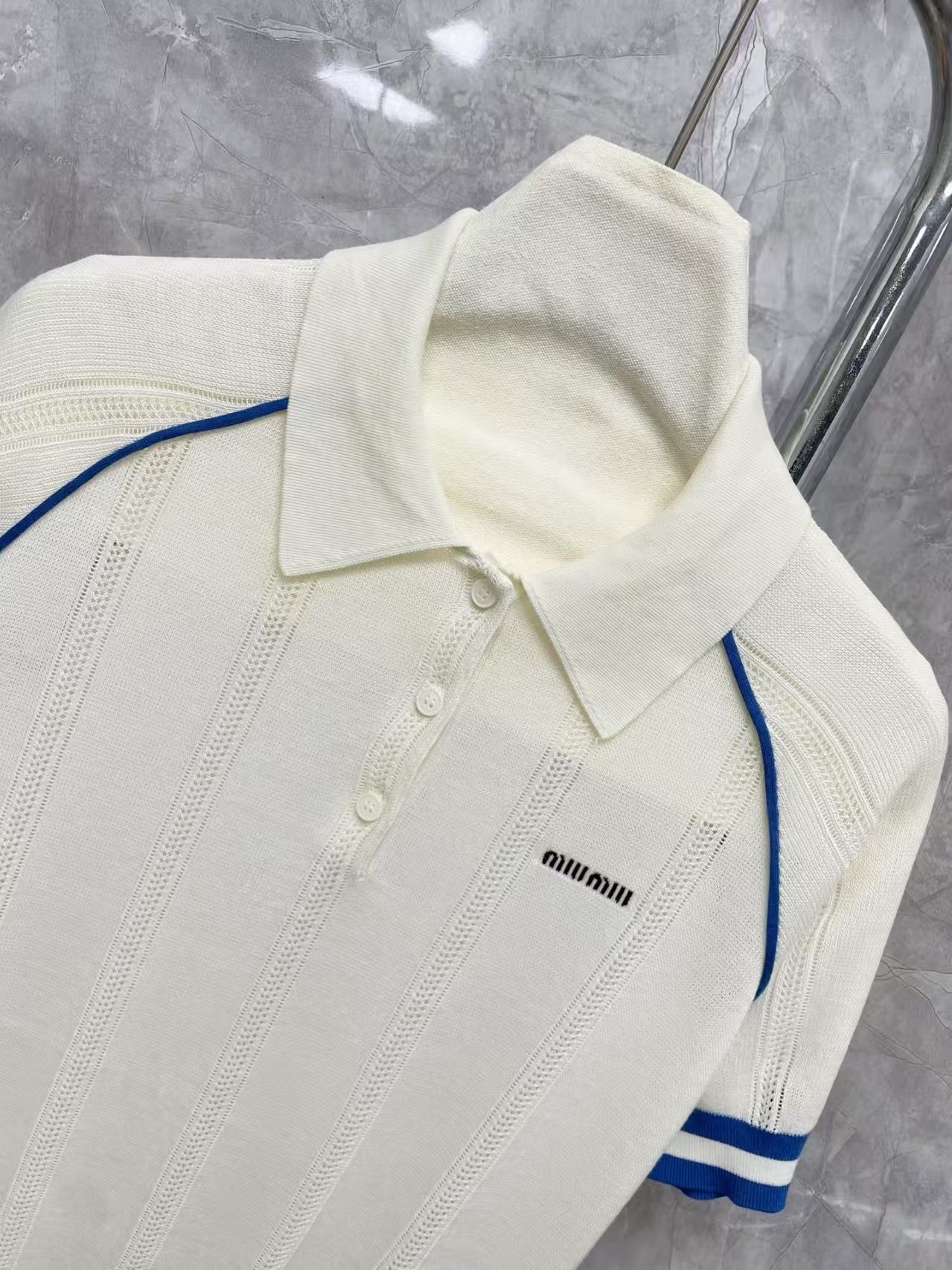white knitted short-sleeved shirt