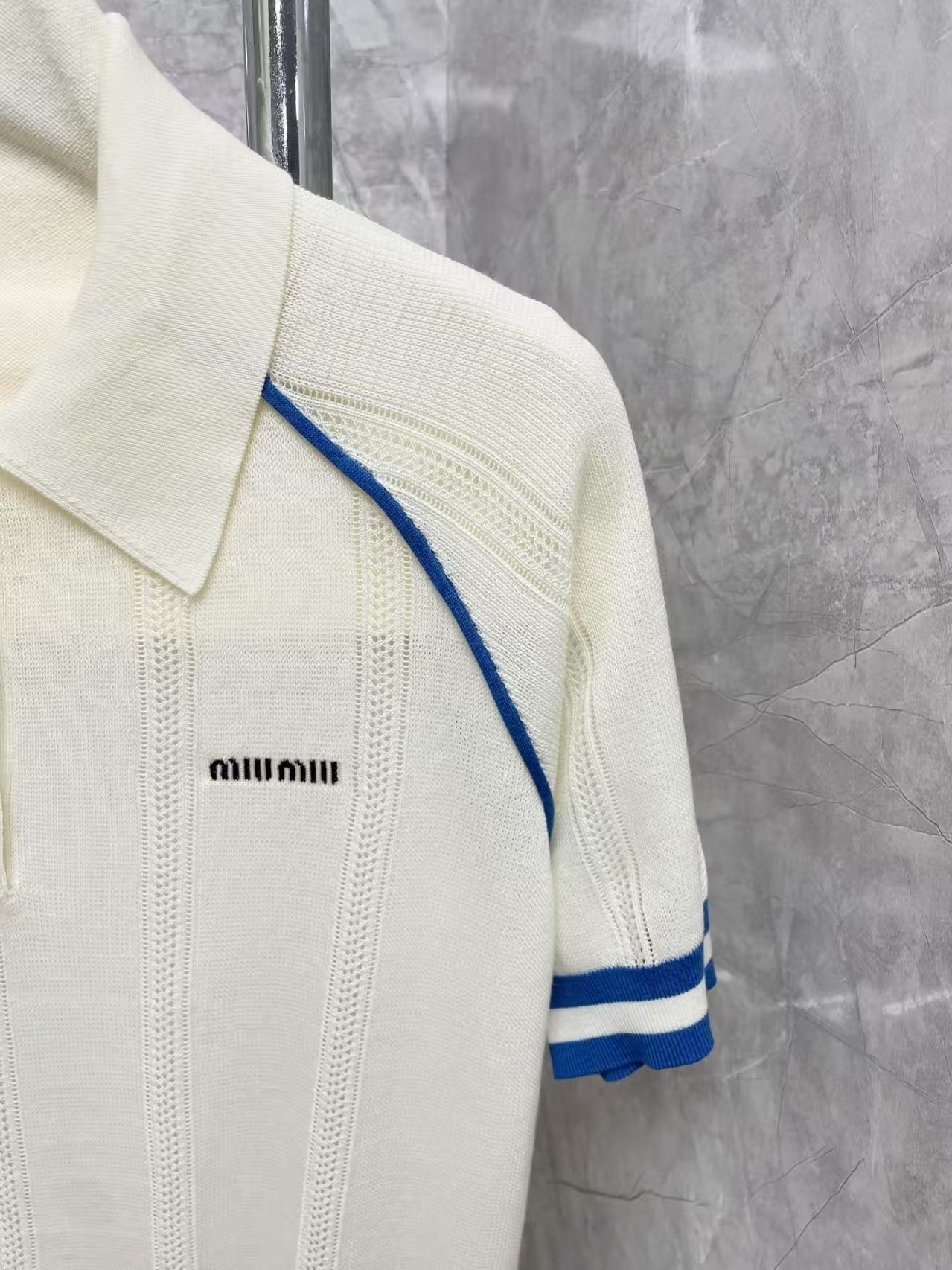 white knitted short-sleeved shirt