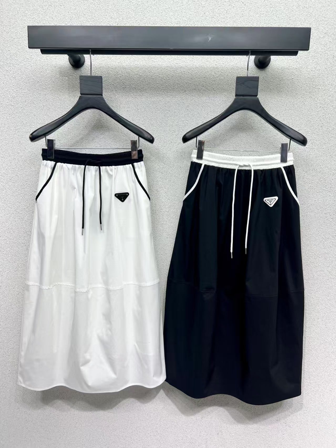 Triangle logo elastic waist skirt