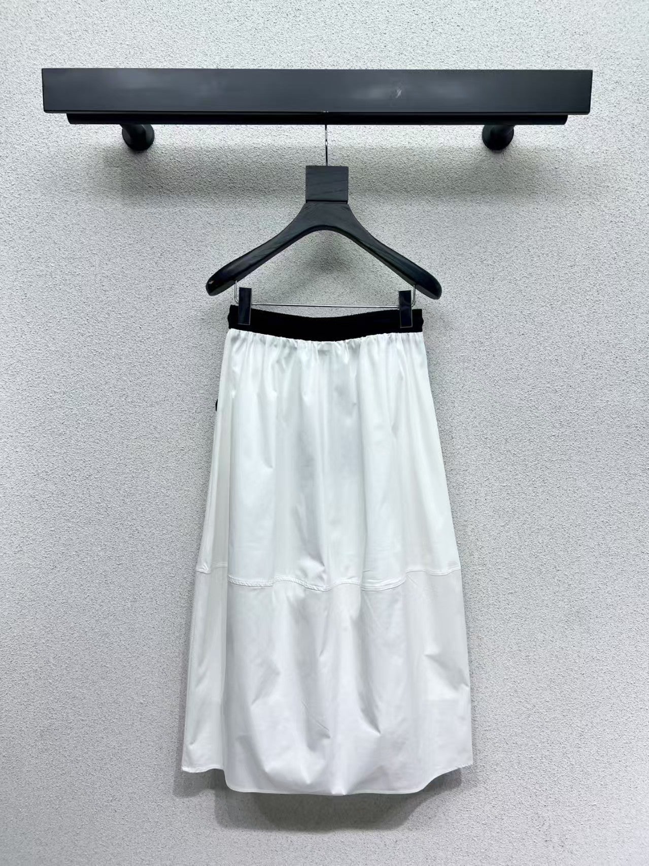Triangle logo elastic waist skirt
