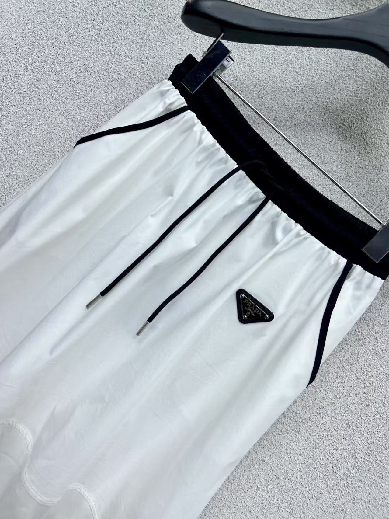 Triangle logo elastic waist skirt