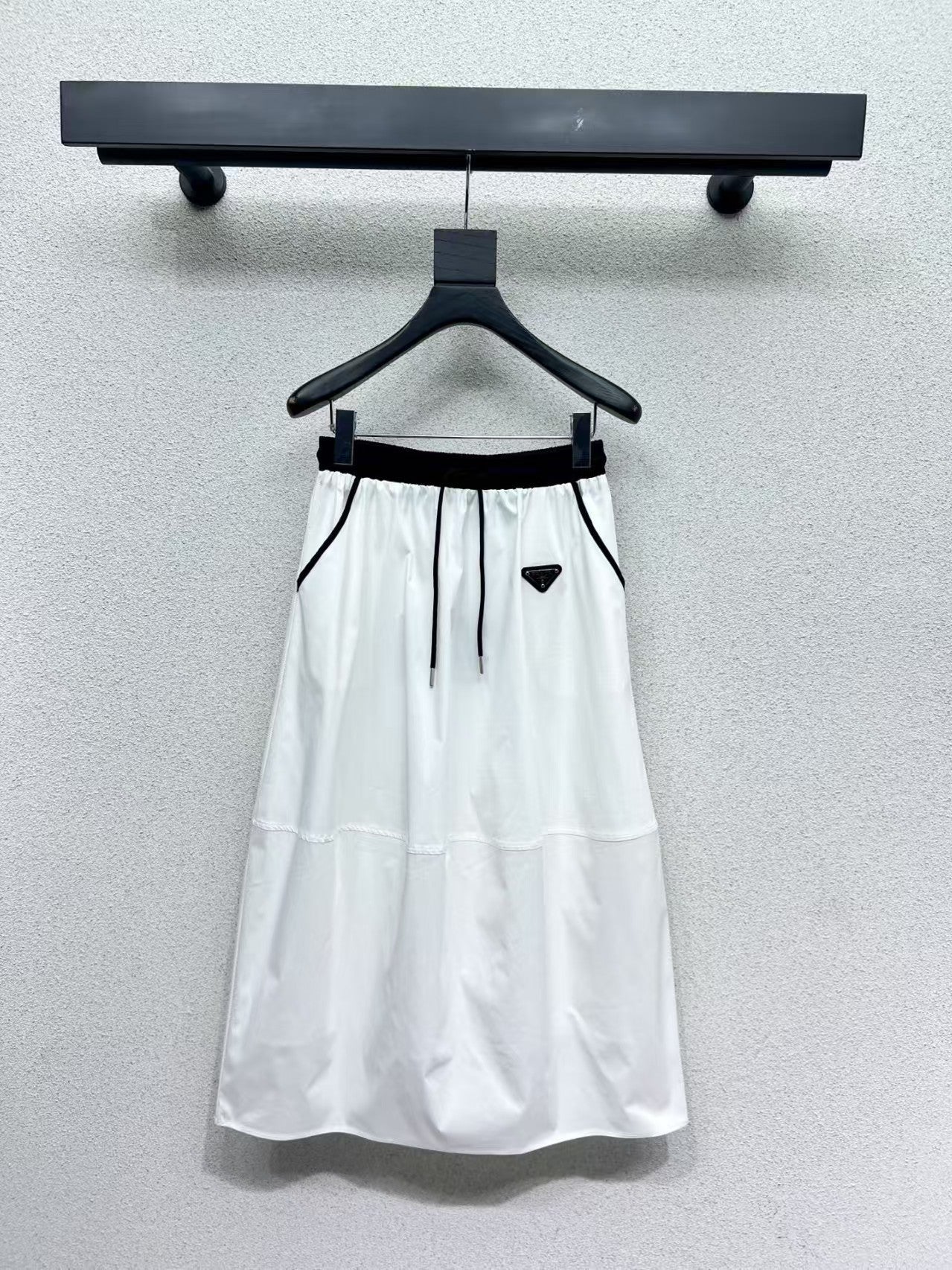 Triangle logo elastic waist skirt