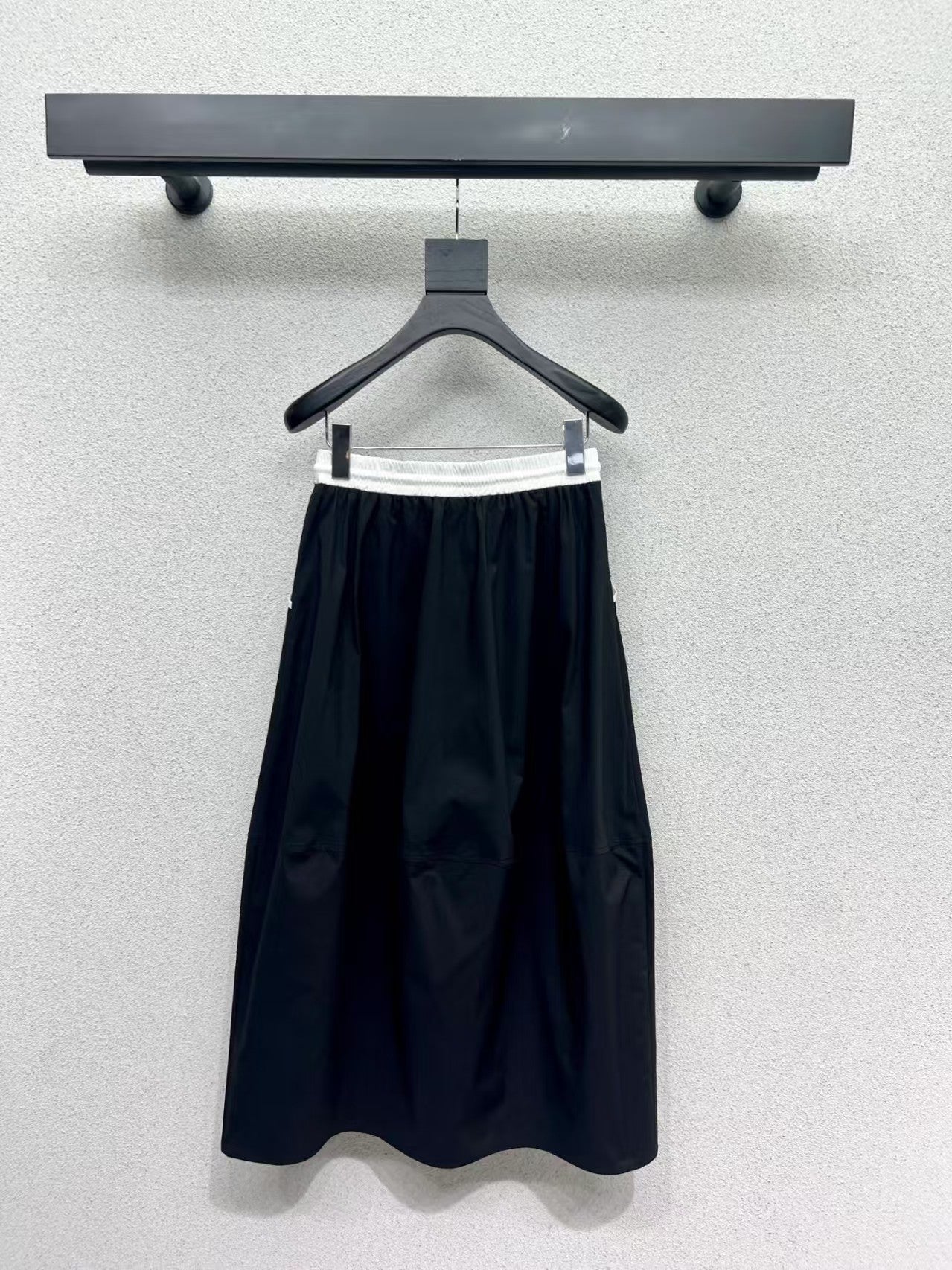 Triangle logo elastic waist skirt