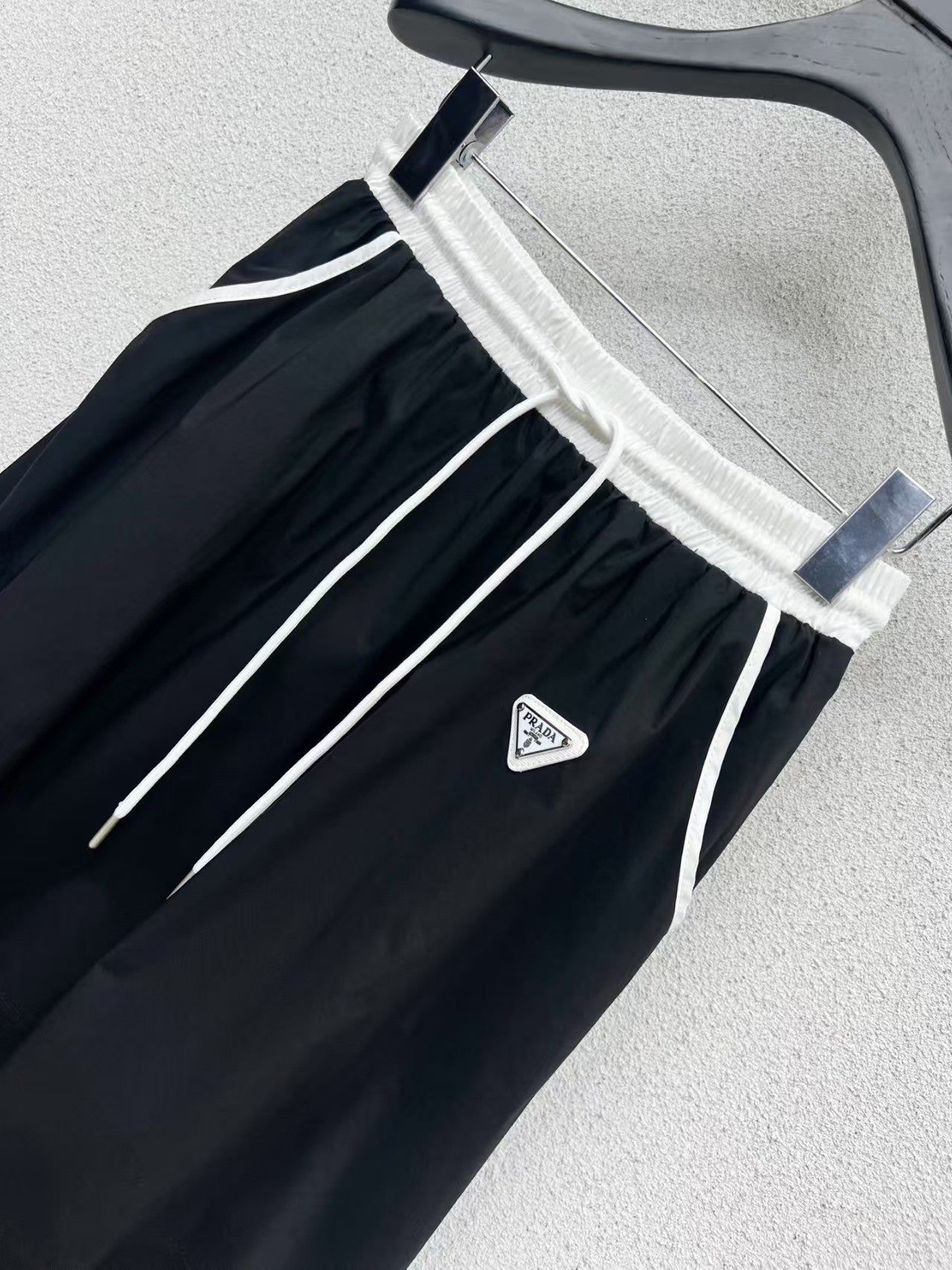 Triangle logo elastic waist skirt