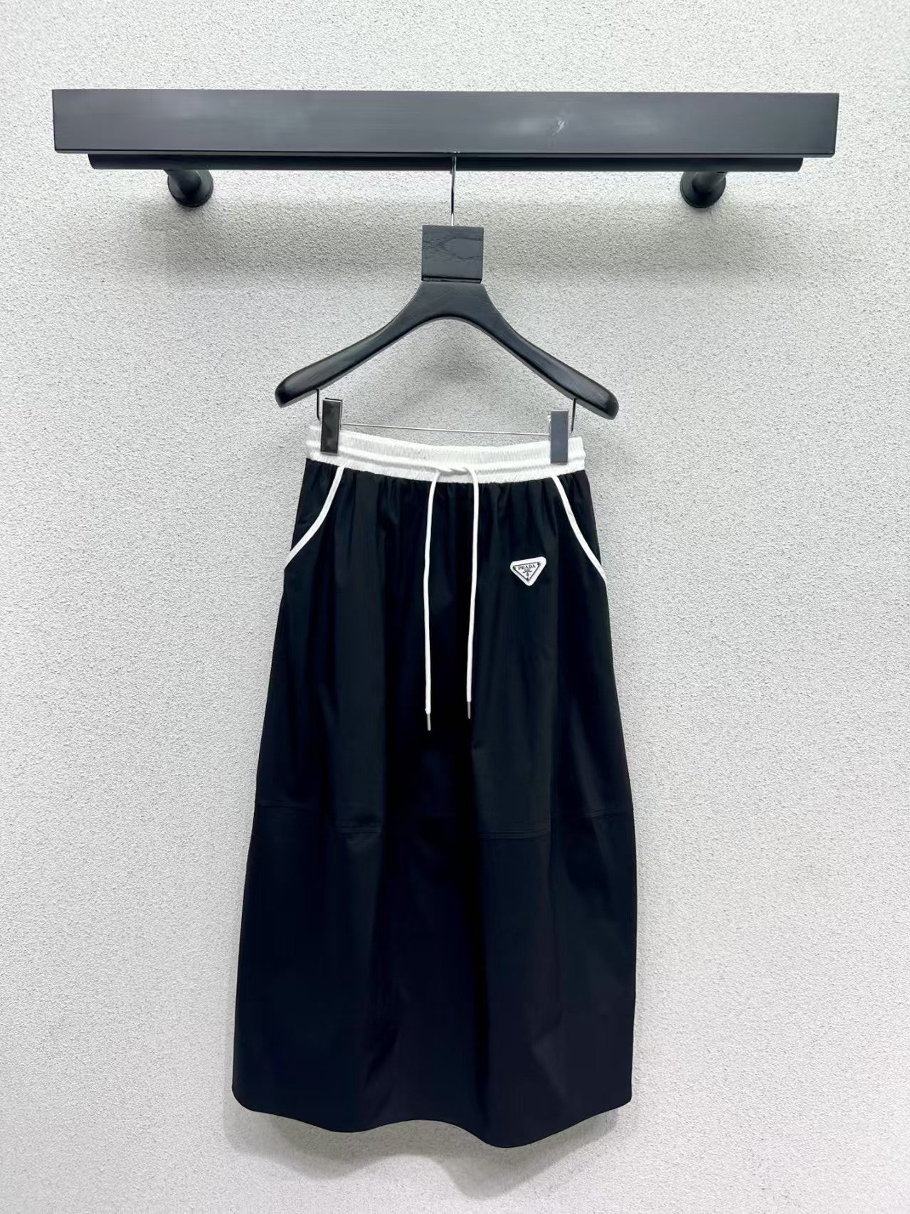 Triangle logo elastic waist skirt