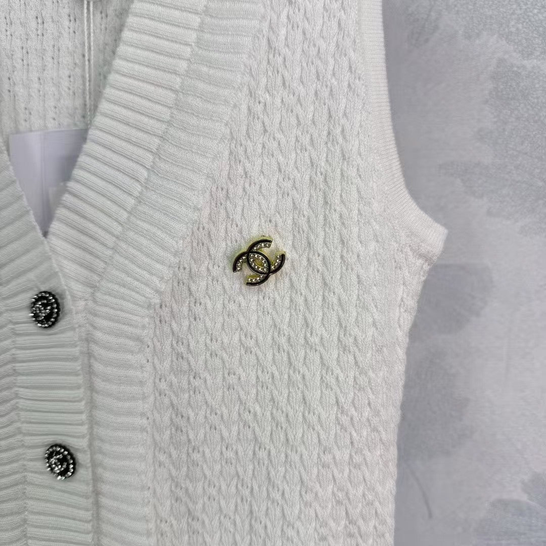 New knitted double C vest