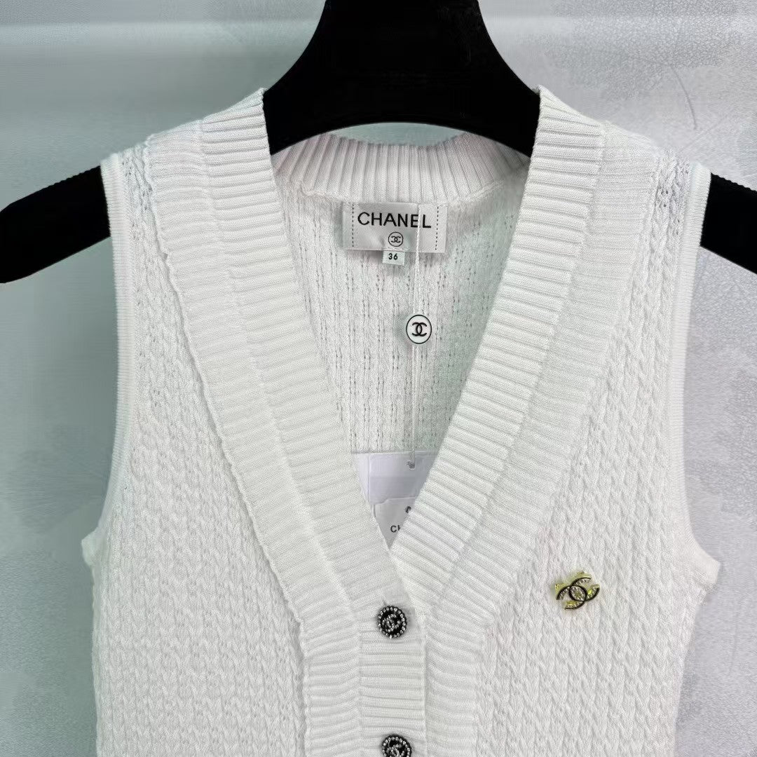 New knitted double C vest