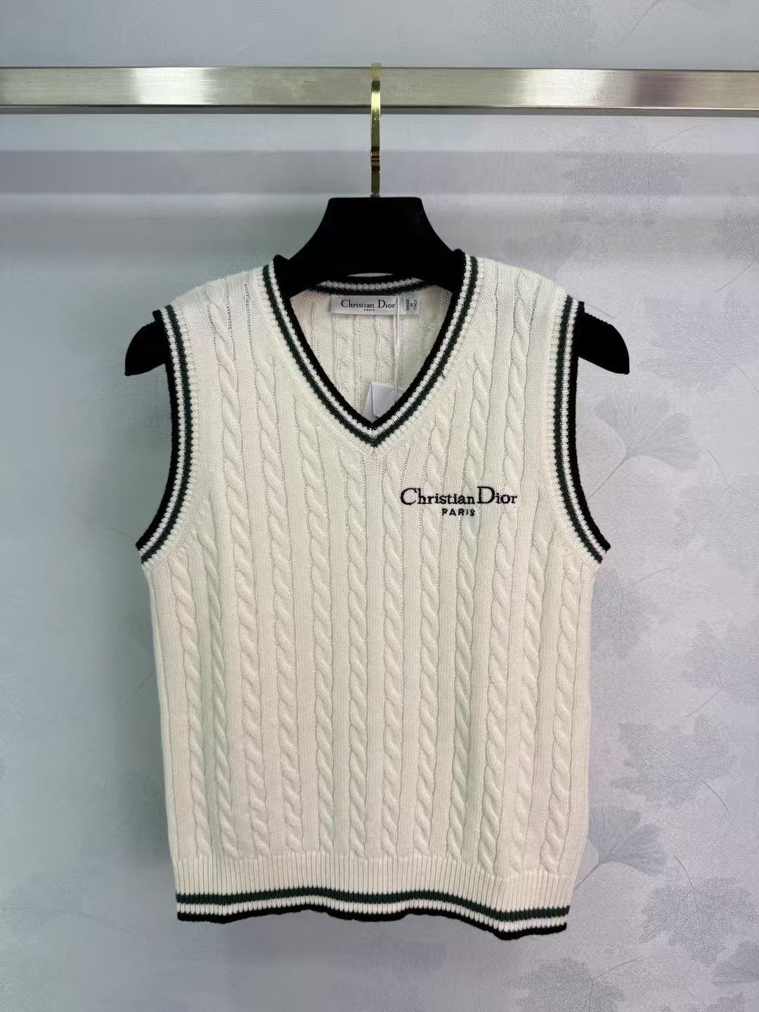 New V-neck knitted vest