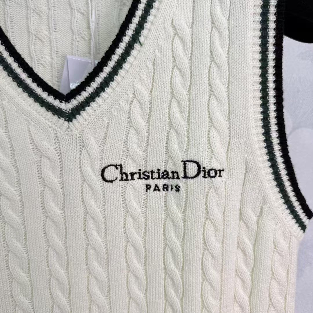 New V-neck knitted vest