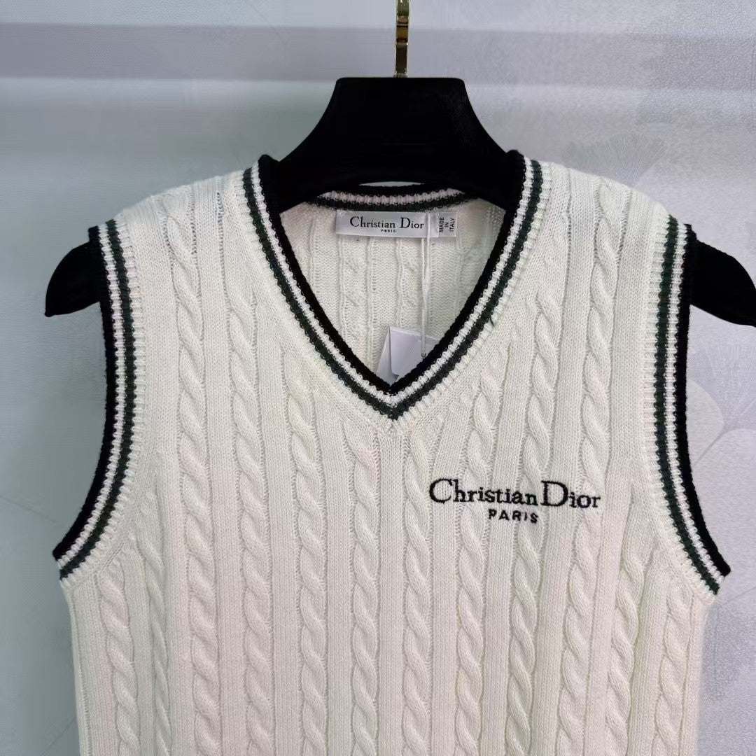 New V-neck knitted vest