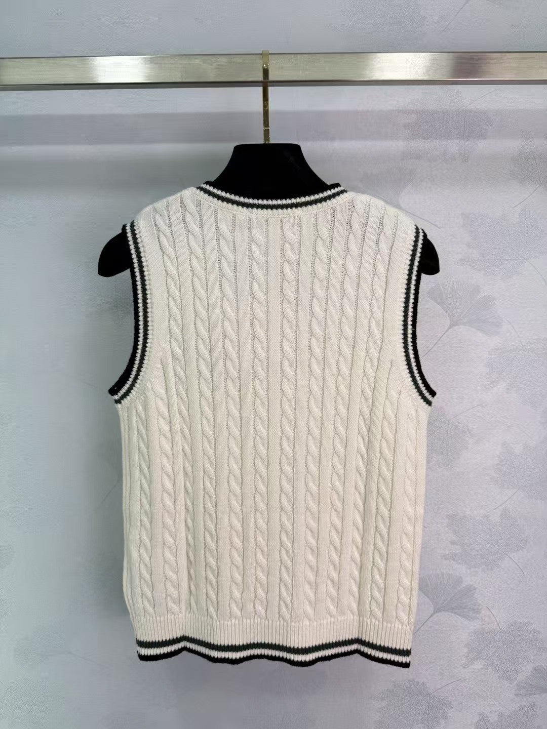 New V-neck knitted vest