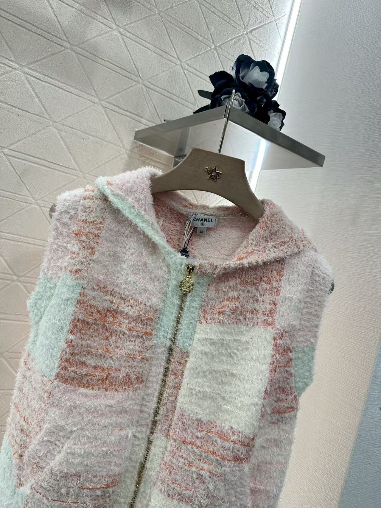 New hooded knitted vest