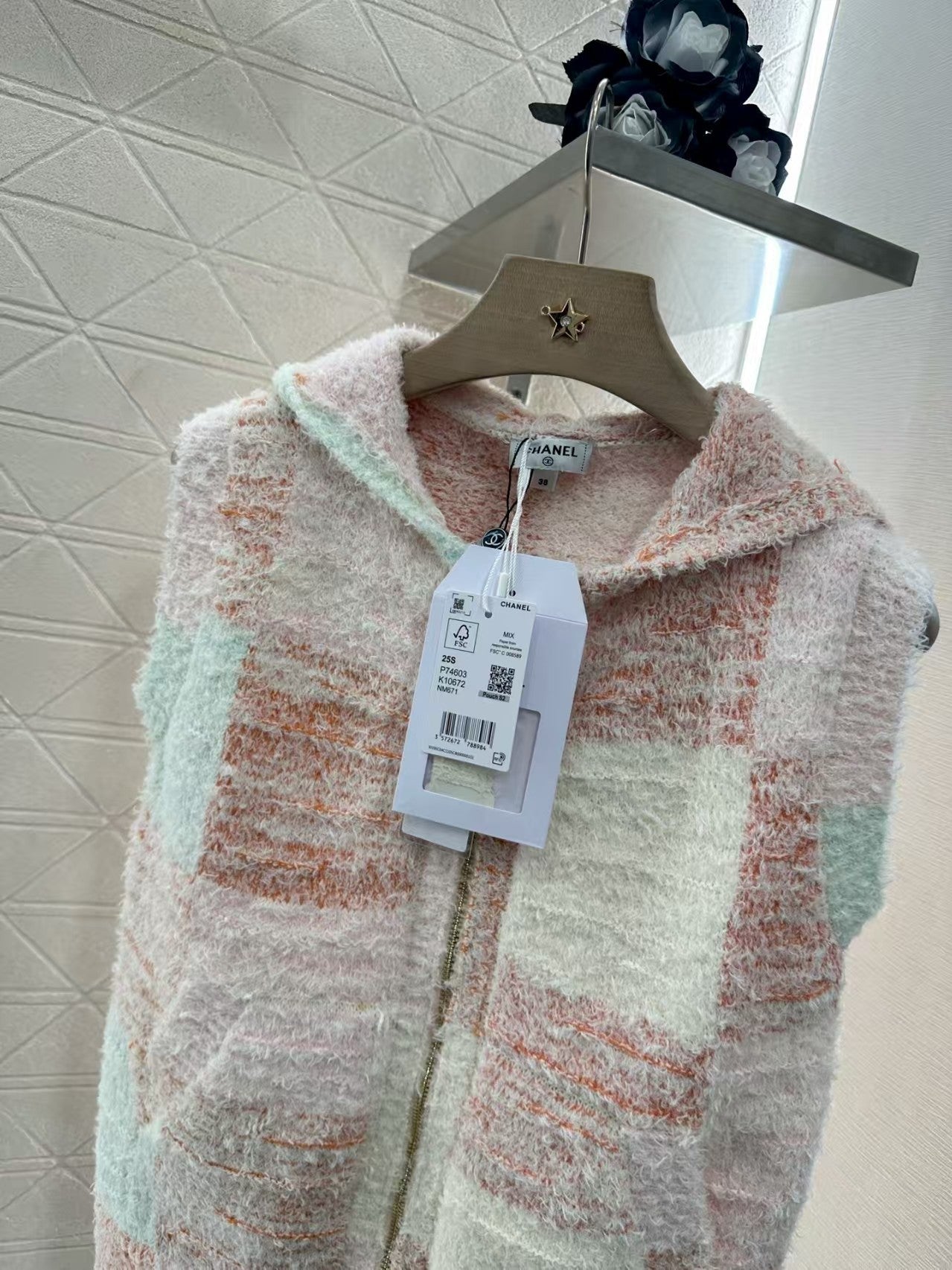 New hooded knitted vest