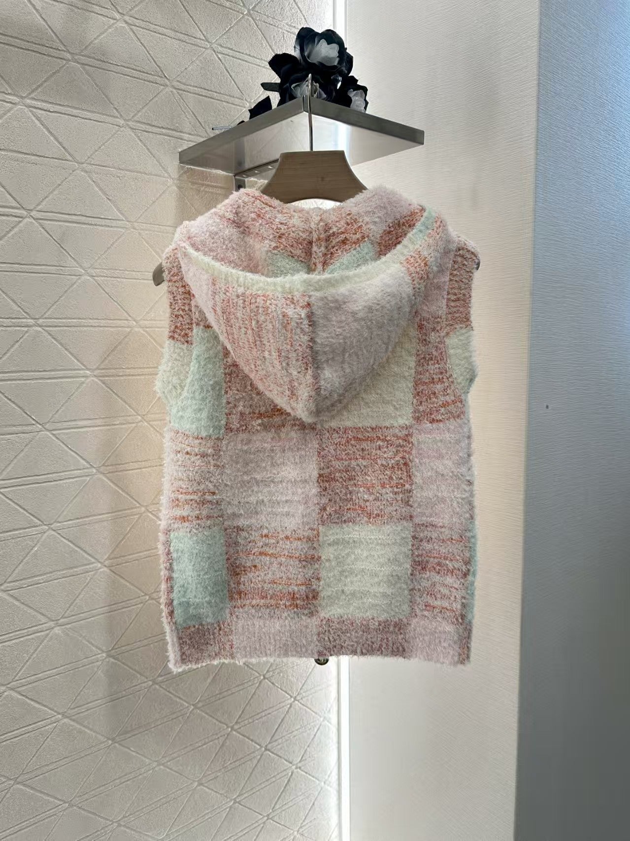 New hooded knitted vest