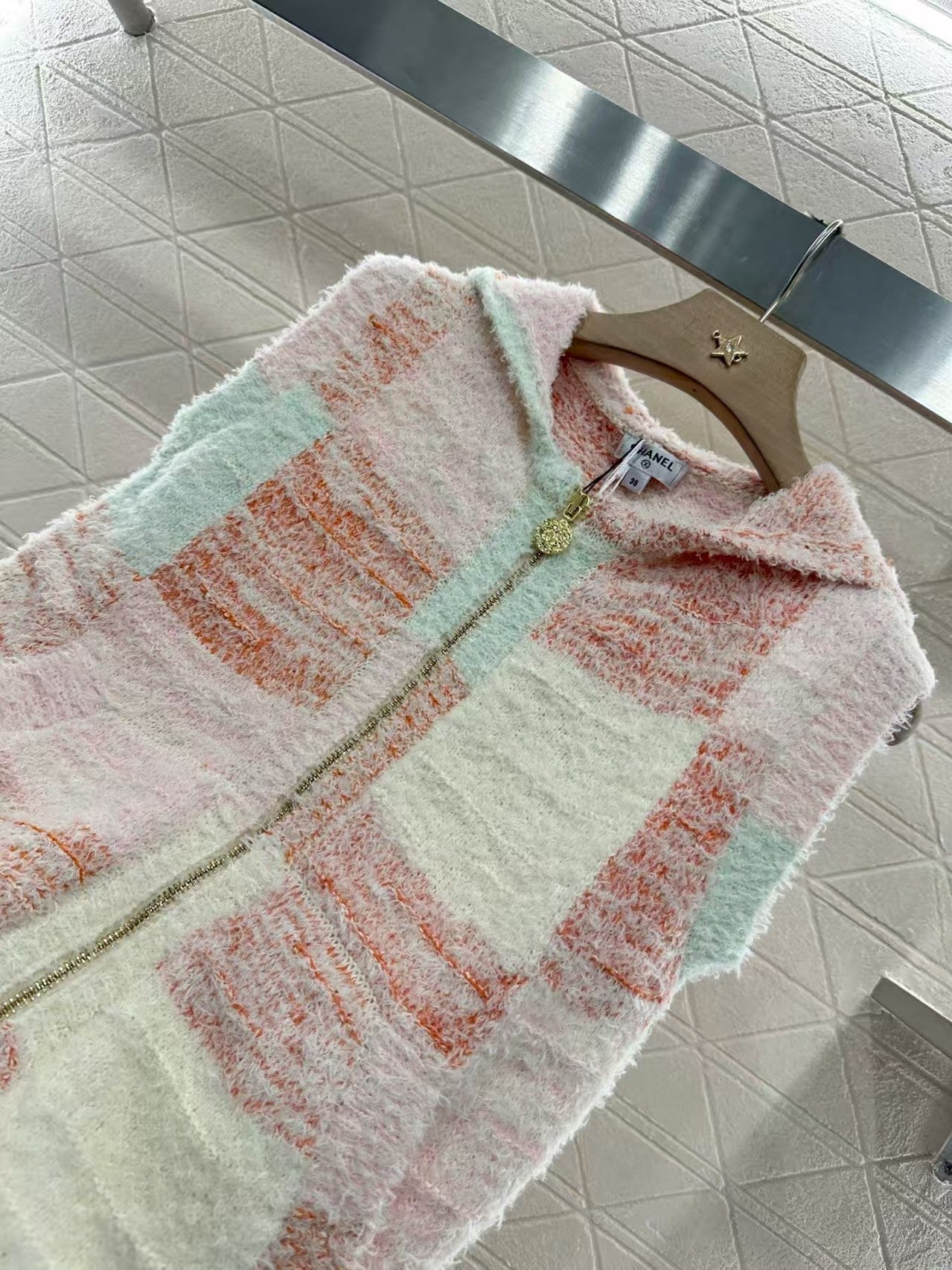 New hooded knitted vest