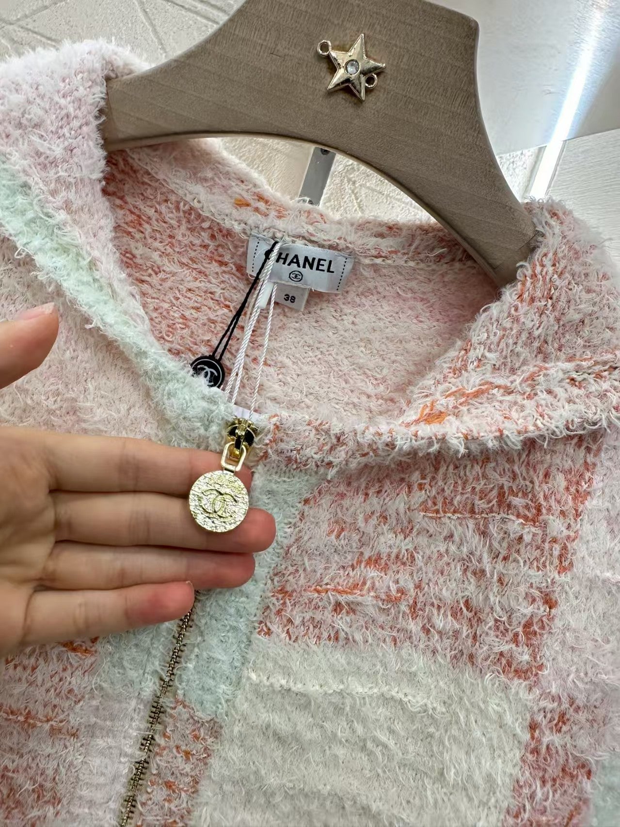 New hooded knitted vest