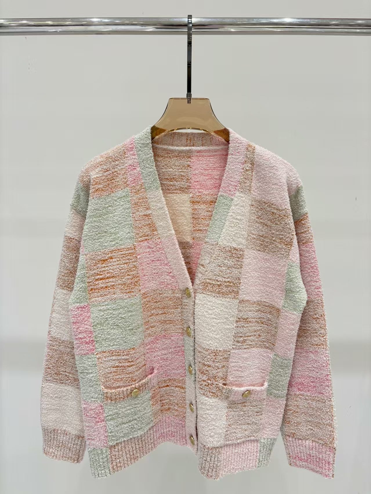 New V-neck contrast checkerboard knitted cardigan