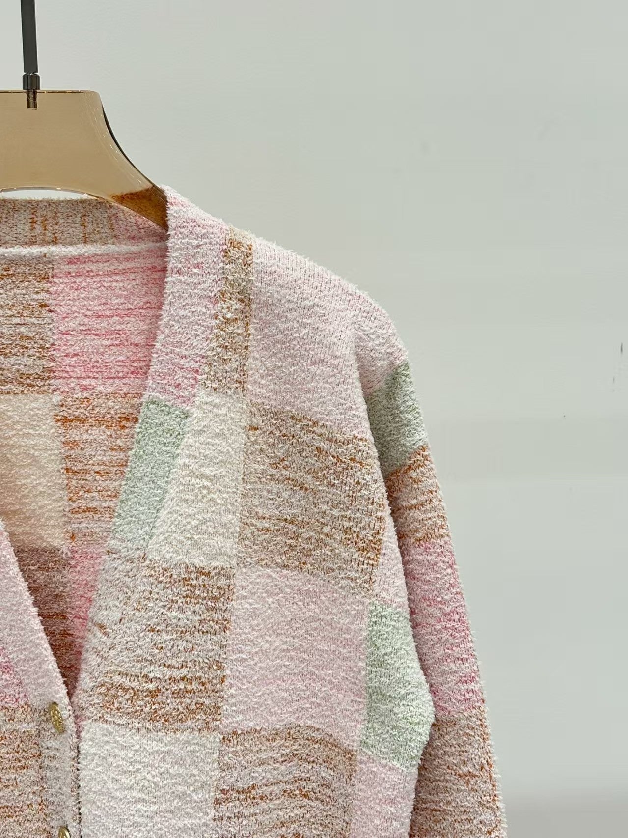 New V-neck contrast checkerboard knitted cardigan