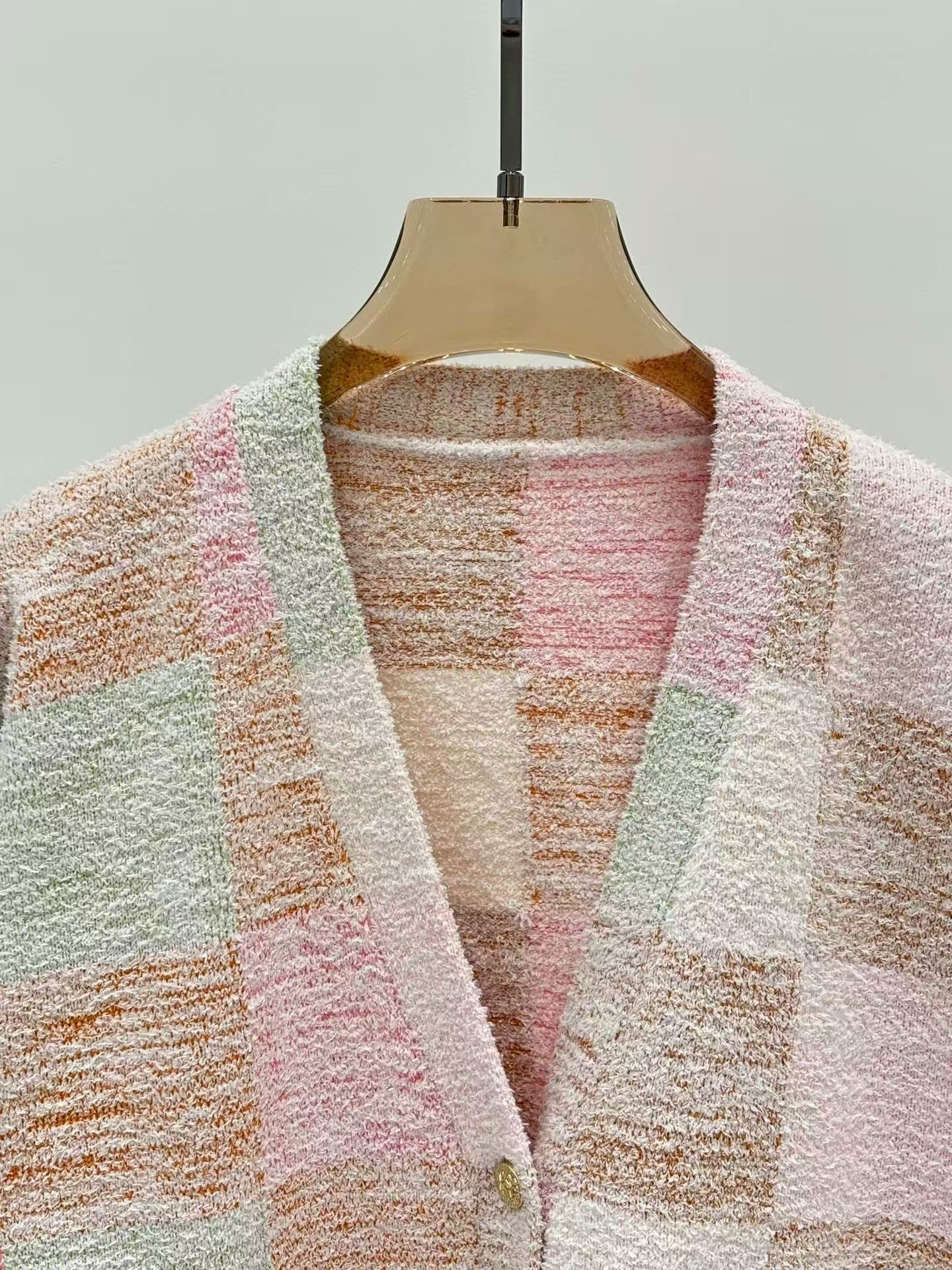 New V-neck contrast checkerboard knitted cardigan